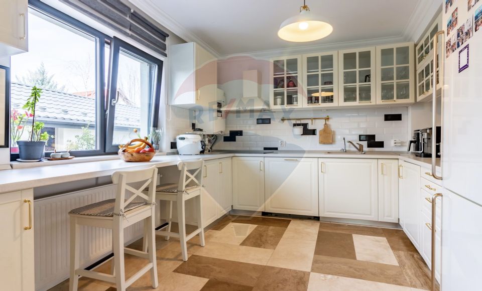 Villa in Corbeanca, near the lake, adjacent forest, blue lagoon
