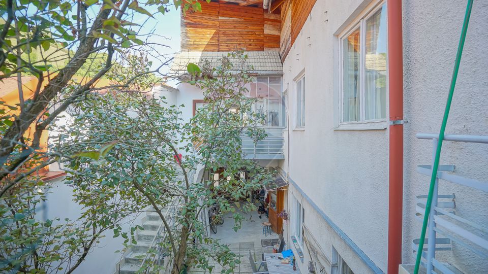 REZERVATA! Vilă impozantă, cu două apartamente și mansardă, Schei