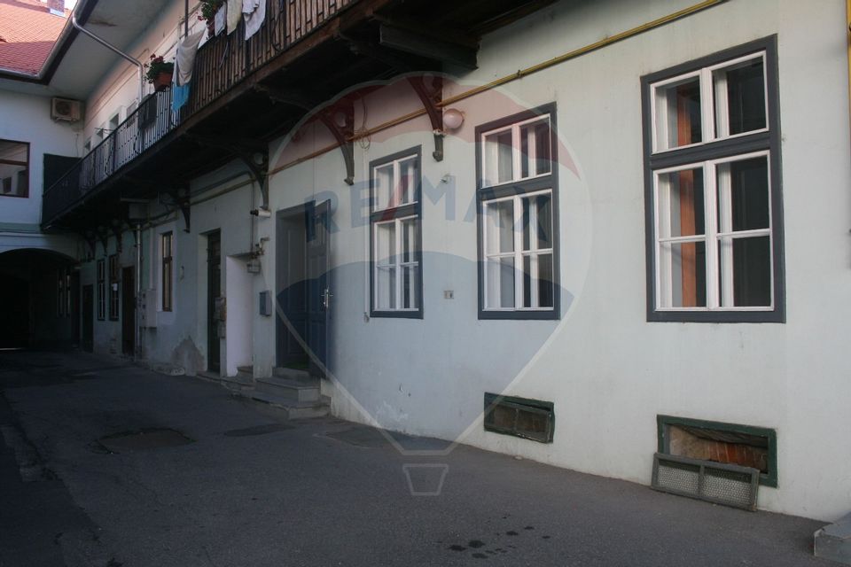 Office space on Mitropoliei Street