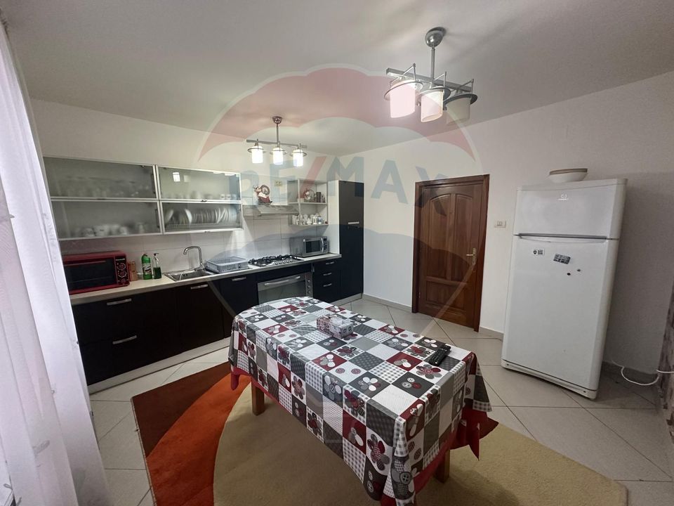 Casă spațioasă 6 camere, 2 băi, garaj spatios și terasă