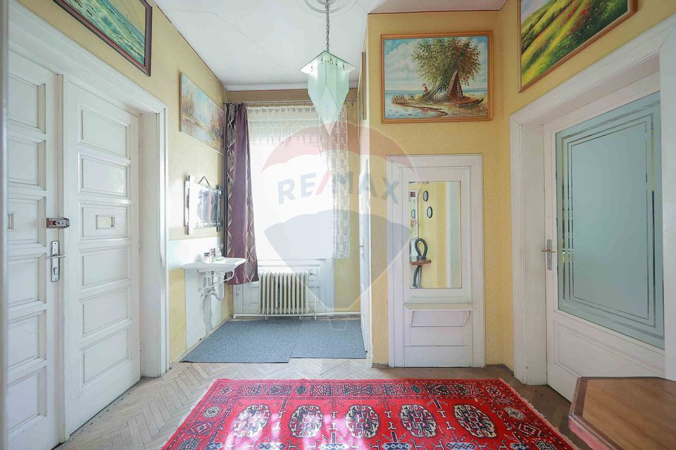 Casă Evreiască de Vânzare, Singur în Curte în zona Ultracentral