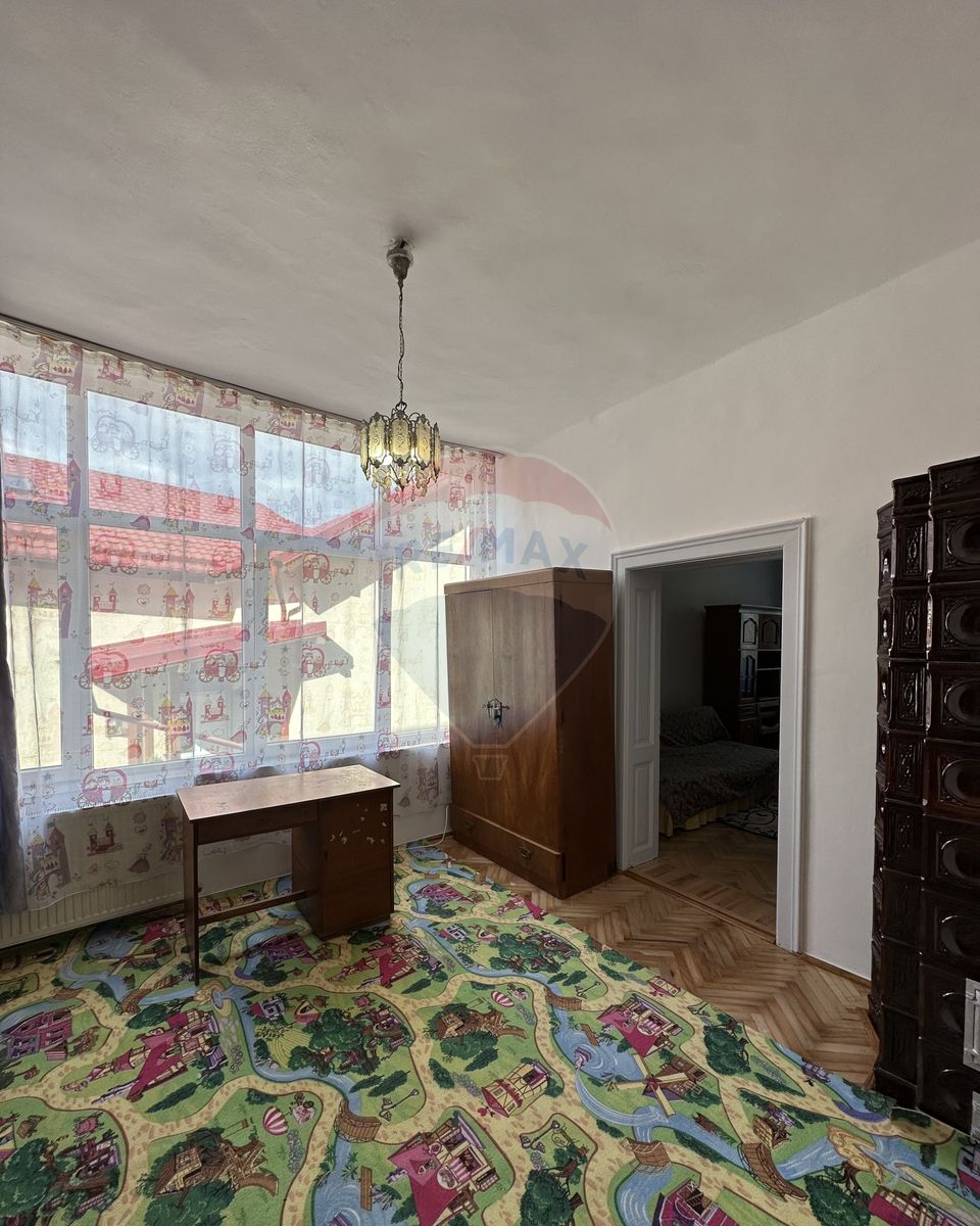 Apartament spațios în casă