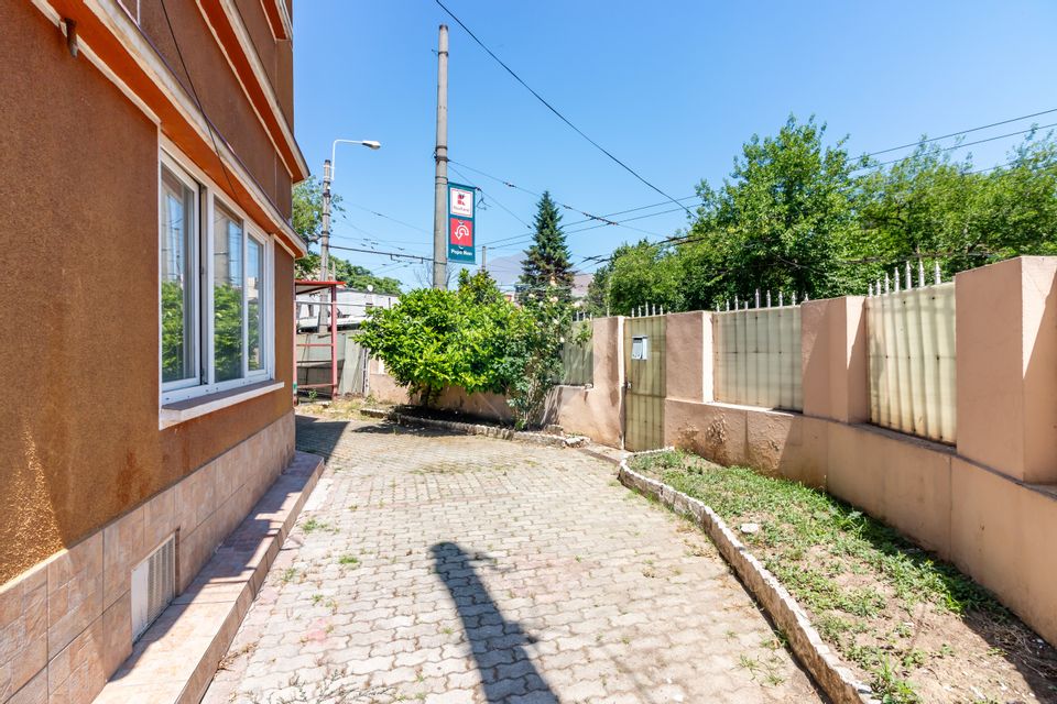 Casă / Vilă în zona Calea Calarasilor, ideal investitie, 6xparcare