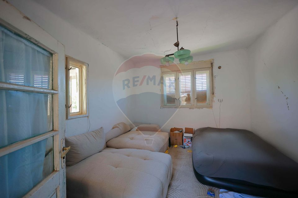 Casă  cu 3 camere și teren 4,342 mp de vânzare în Valea Mare de Codru