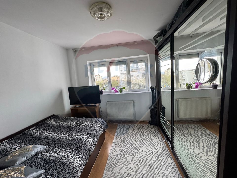 Apartament de vanzare - 4 camere- decomandat-Bistrita Lac
