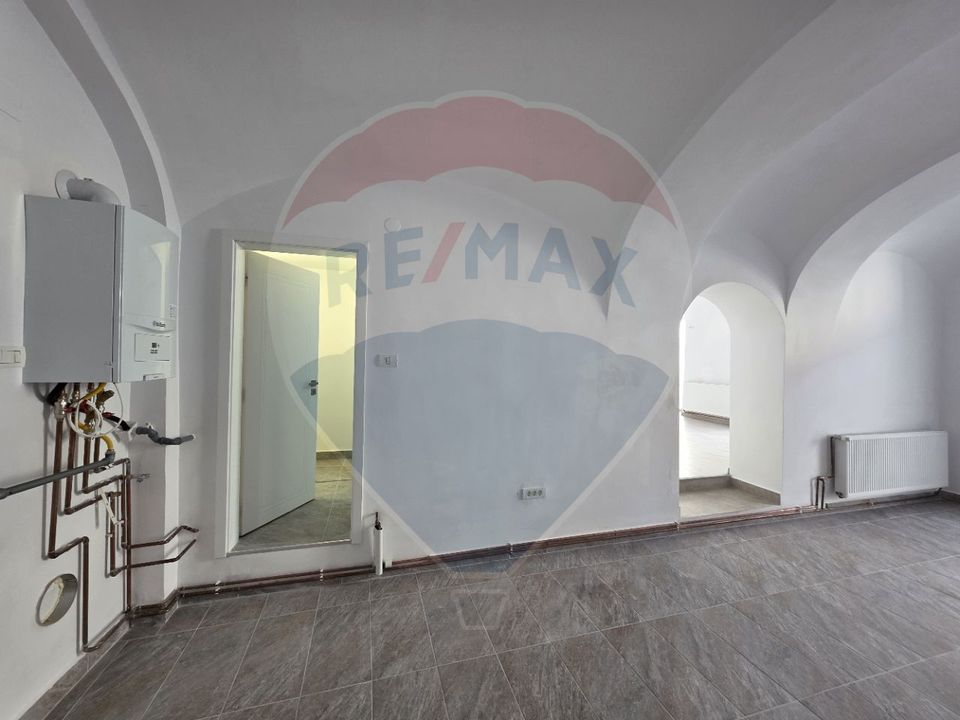 80sq.m Commercial Space for rent, Ultracentral area