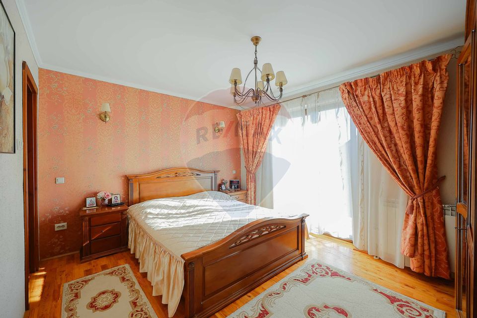 De vânzare vilă cu 7 camere, drum privat, în zona de Dealuri