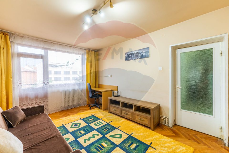 Apartament 4 camere de închiriat , ultracentral, centrală gaz