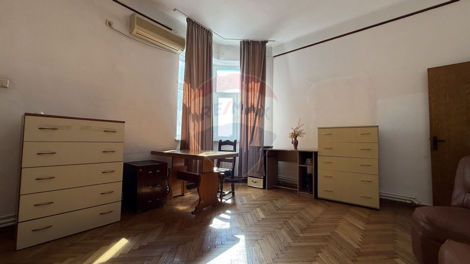 Duplex cu 9 camere de vânzare în zona Peninsula. D+P+E