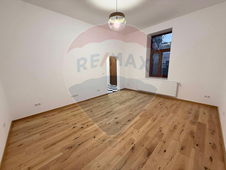 Apartament 4 camere, pe 2 niveluri si curte comuna în Centru