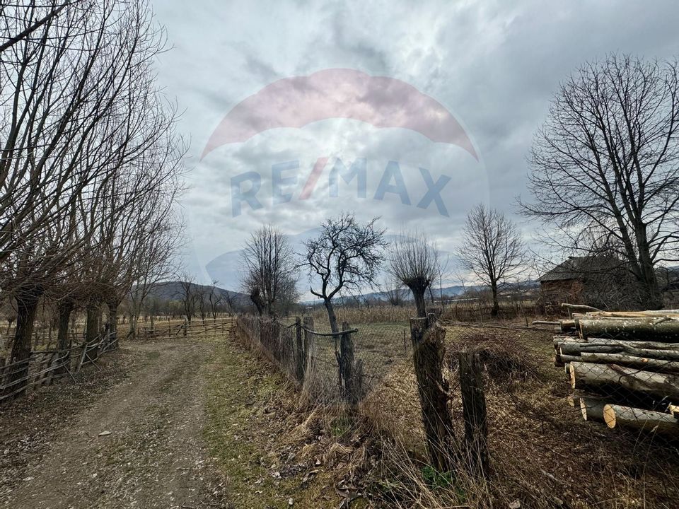 Teren generos in Aninoasa, înconjurat de natura