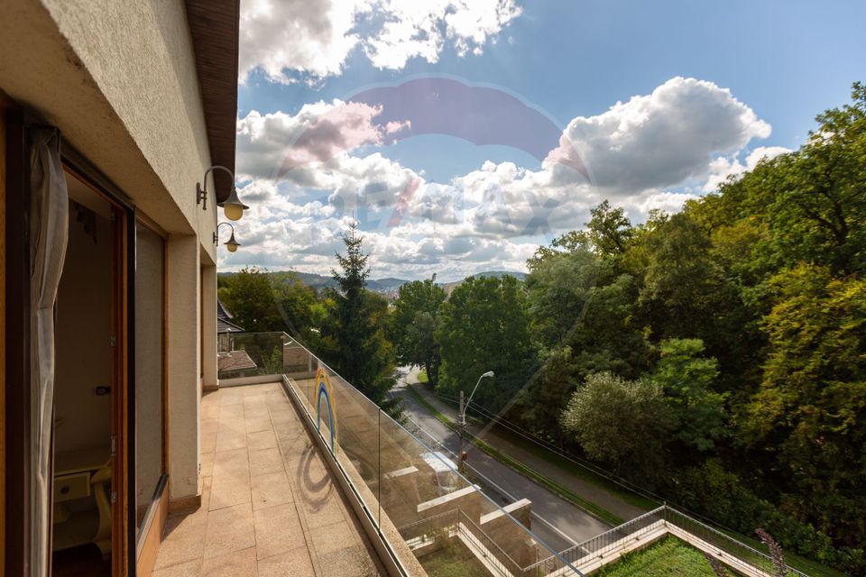 Casă spectaculoasă în Mediaș – reședința antrenorului Cristi Pustai