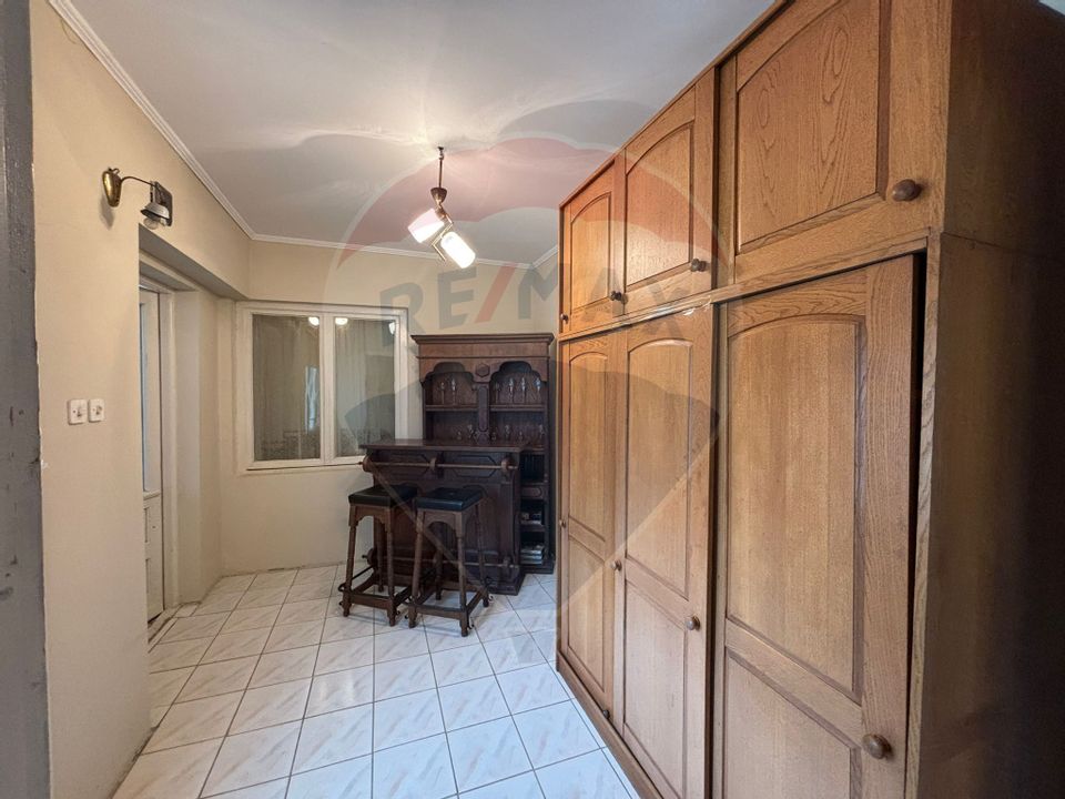 Casă / Vilă cu 5 camere de vânzare în Aleșd zona Ultracentral