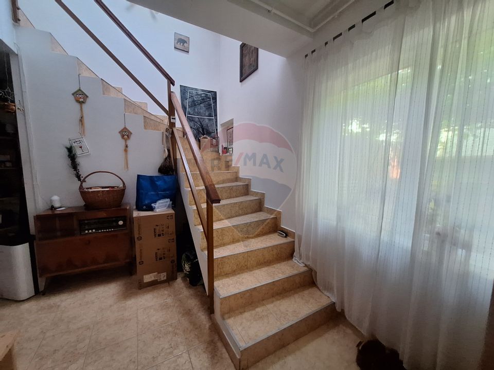 doua case de vanzare in aceeasi curte, în zona Sub Arini