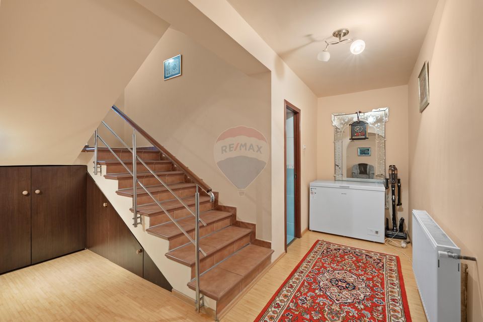 Casă / Vilă cu 6 camere de vânzare - Oraselul Copiilor