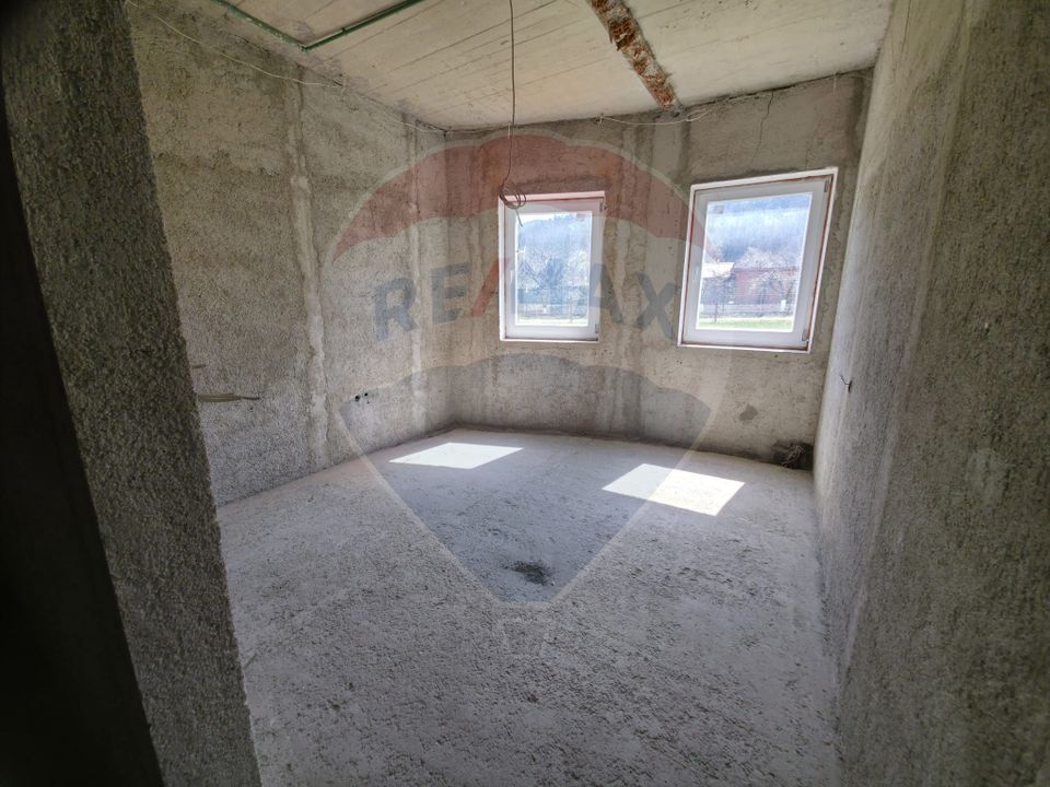 Teren intravilan + casă la roșu de vânzare – Vădurele, jud. Neamț