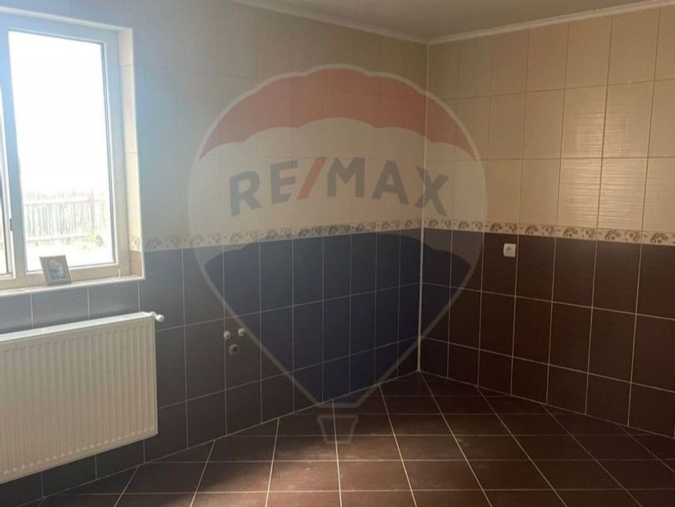 Casă / Vilă cu 6 camere de vânzare Leontinesti - Bacau