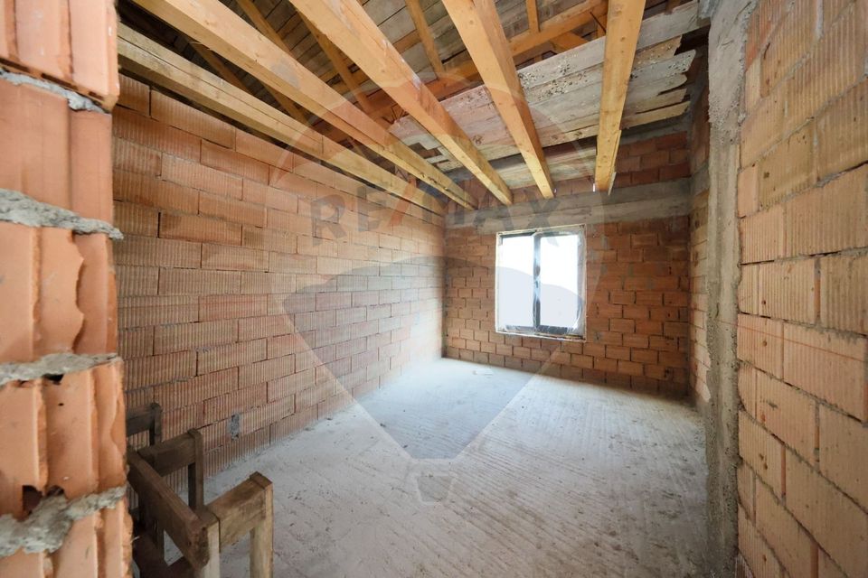 Duplex  la roșu cu 2 apartamente - 6 camere, terase generoase și curte