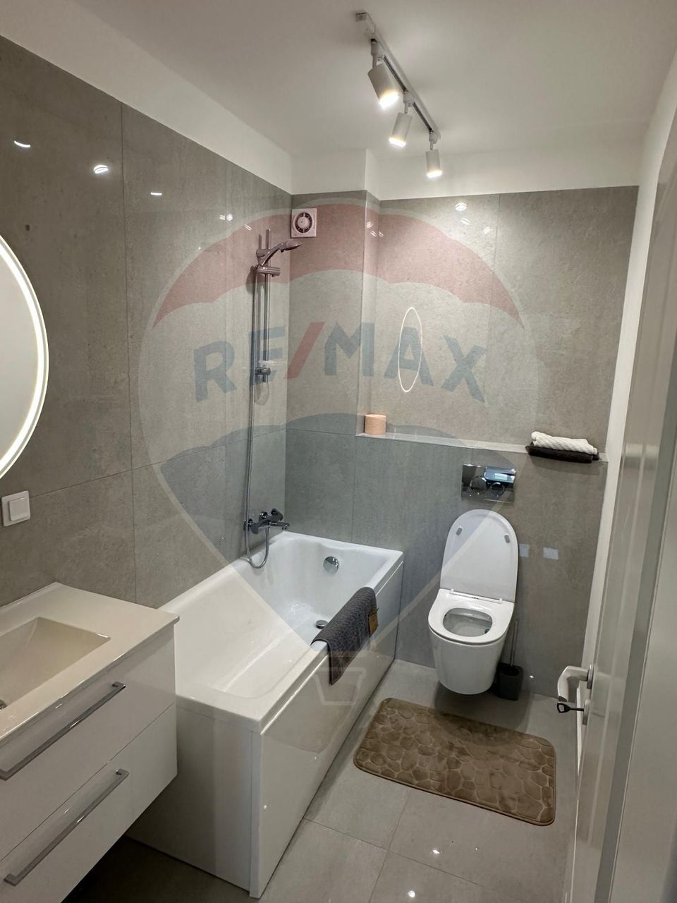 Apartament cu 2 camere de închiriat