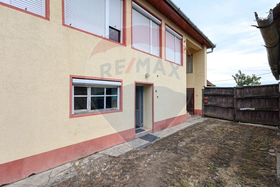 Casă de vacanta, cu annexe si pomi fructiferi, Ungra!