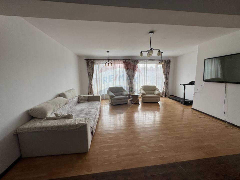 Casă spațioasă cu posibilitate de extindere sau modificare ca duplex
