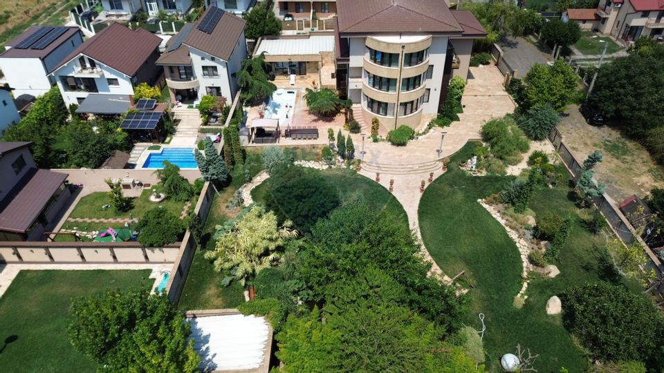 Vila cu piscina si teren 2350mp de vanzare in Mamaia Sat