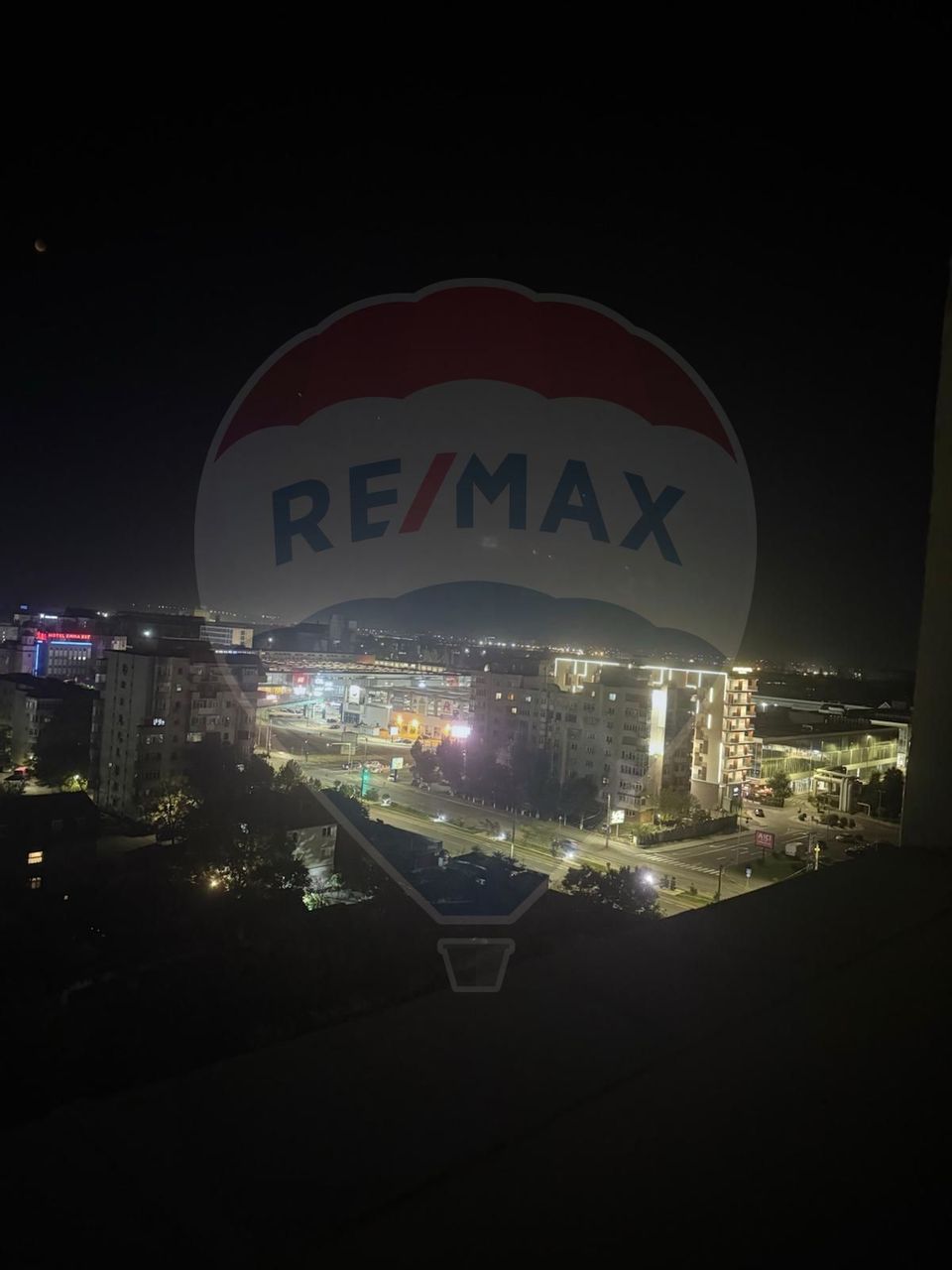 Apartament cu 4 camere de vânzare în zona Sarari