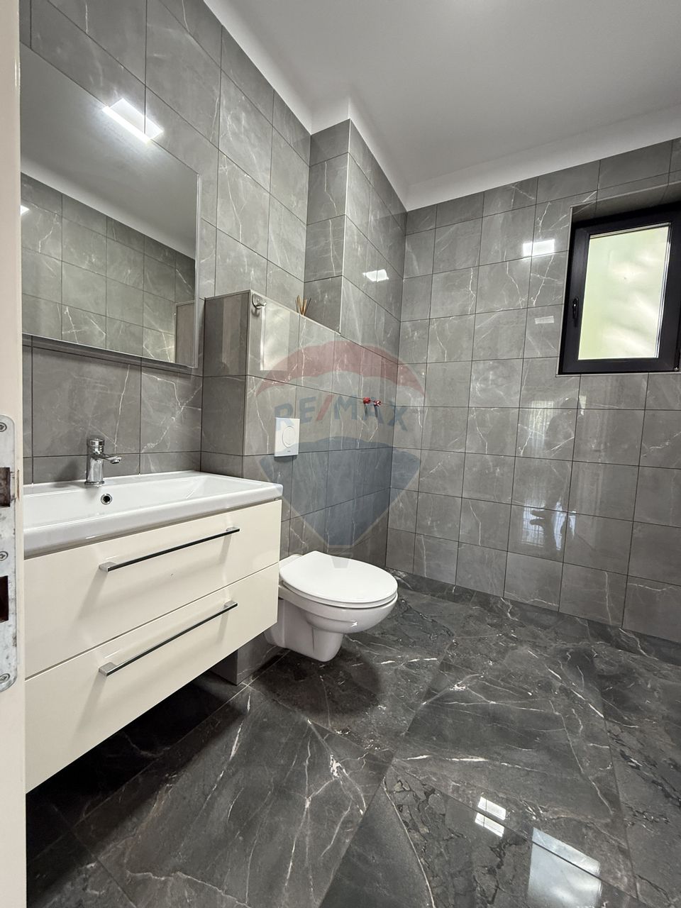 Casă / Vilă cu 4 camere de închiriat