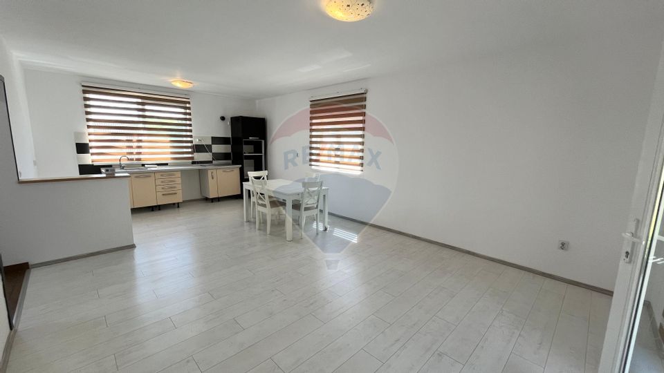 Casă cu vedere spre lac și pădure -deasupra  Barajului Ighis