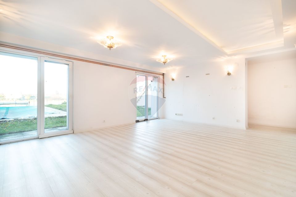 Vanzare Vila 5 camere cu semineu, piscina si priveliste lac piscicol