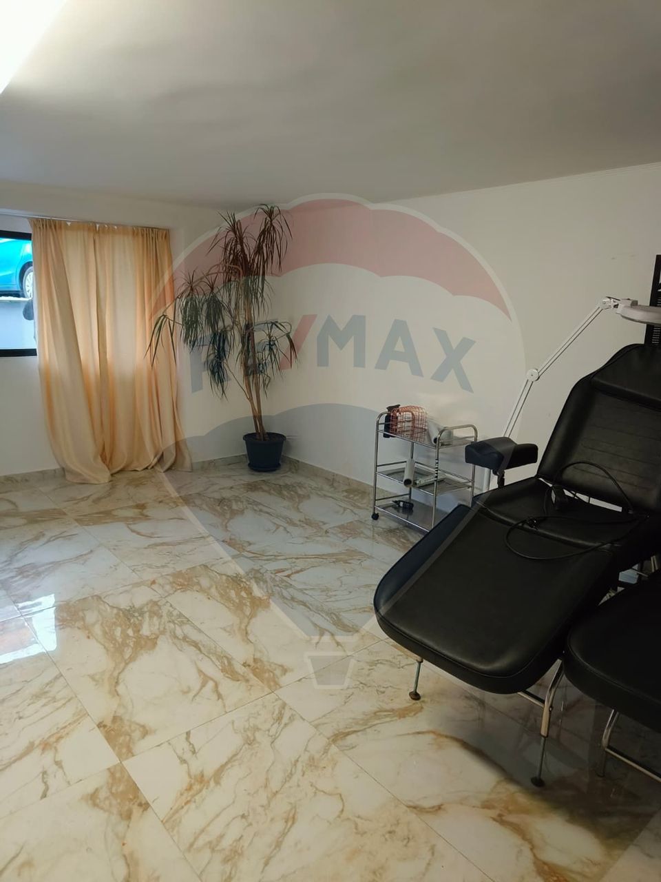 165sq.m Commercial Space for rent, Plopilor area