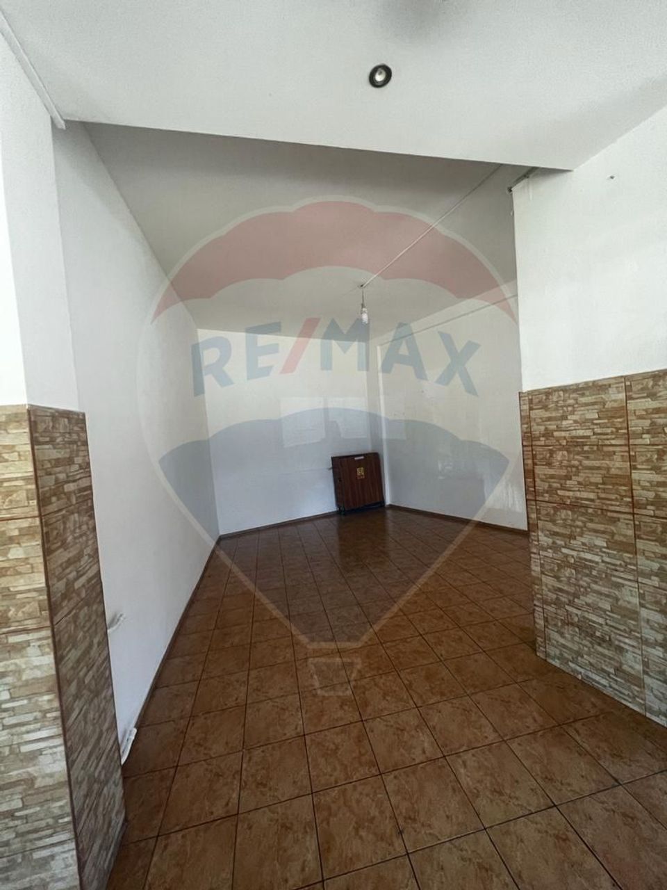 100sq.m Commercial Space for rent, Obor area