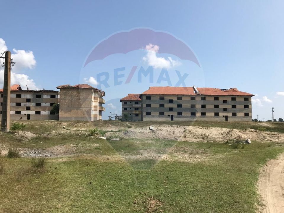 Bloc de locuințe și teren intravilan 1000mp în Caraorman, Tulcea