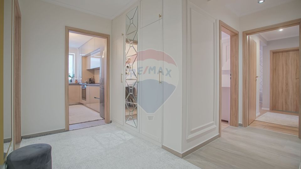 Apartament cu 3 camere de vânzare în zona Tractorul