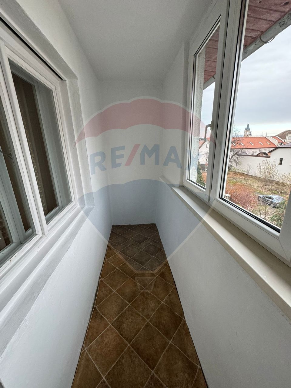 DE ÎNCHIRIAT- apartament 2 camere + garaj