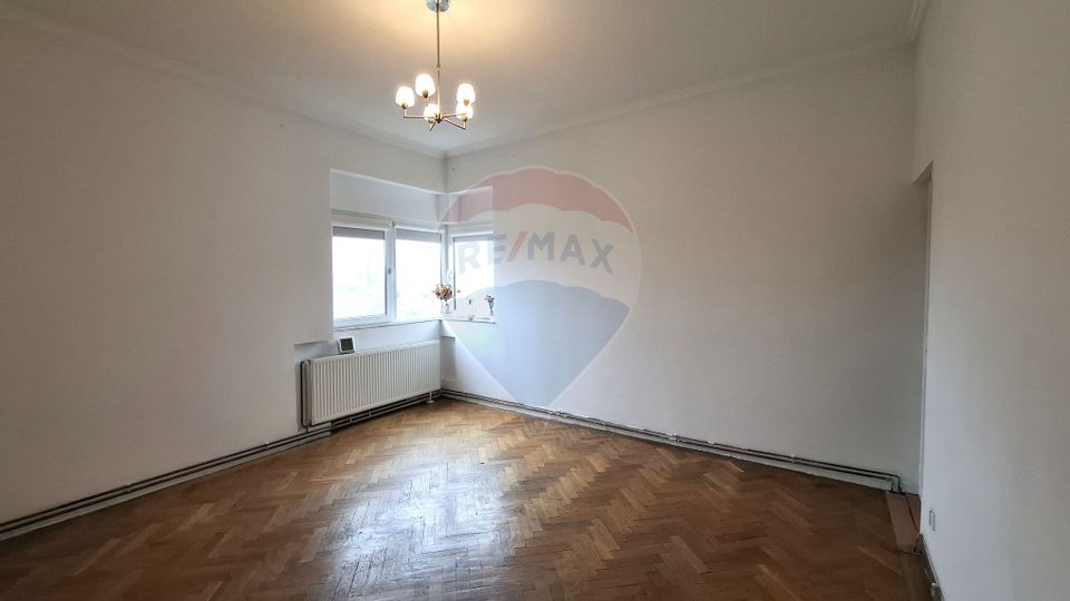 3 cam Ultracentral, Logofăt Luca Stroici corner with Batistei