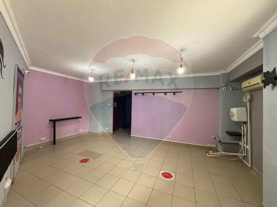 Spațiu comercial stradal 61 mp, Bd. Chisinau - vitrina si acces direct