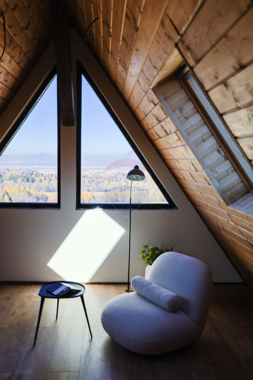 Vilă tip A-Frame, pe un platou montan, vedere panoramica catre Bucegi