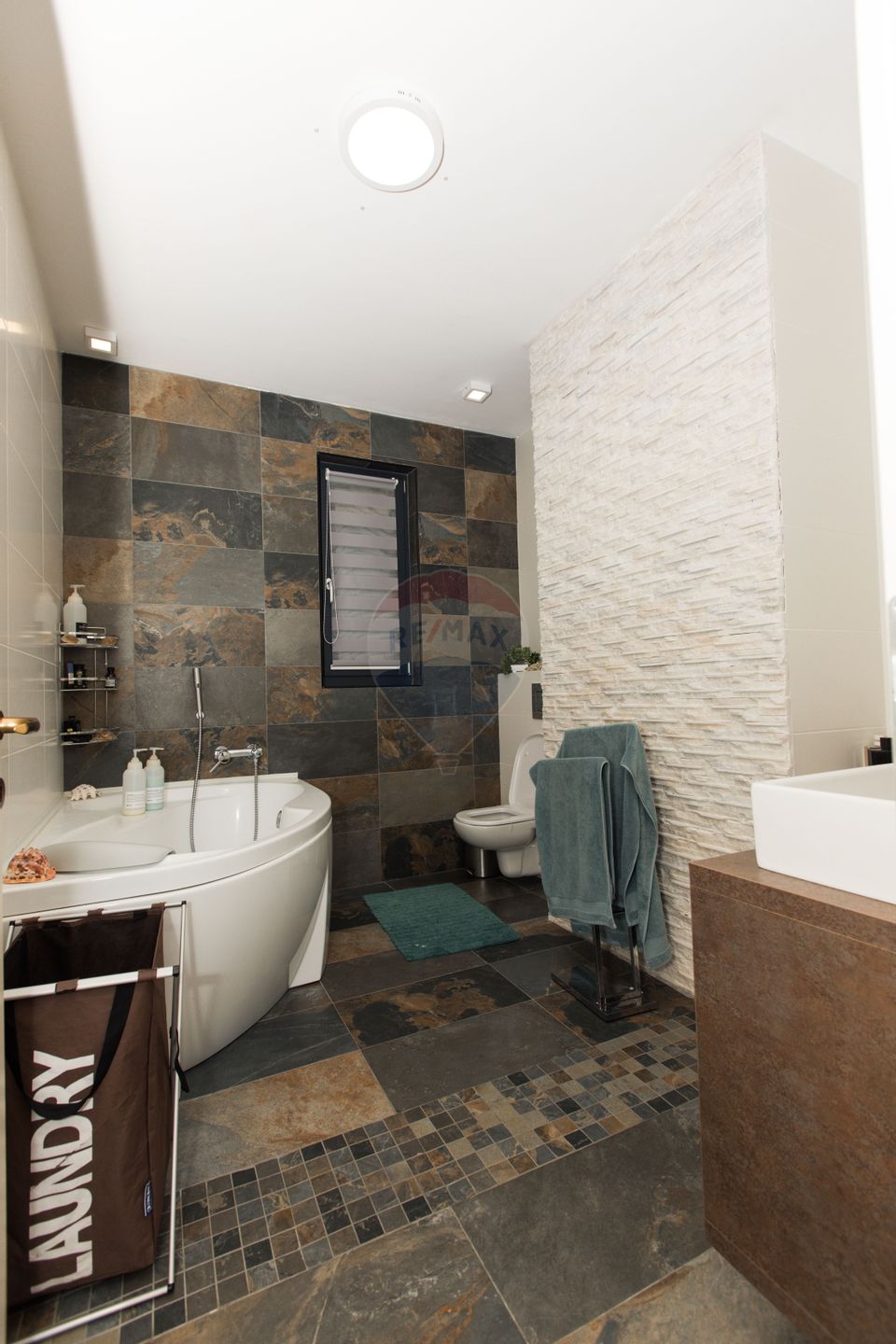 Casă Superbă - Independentă Energetic