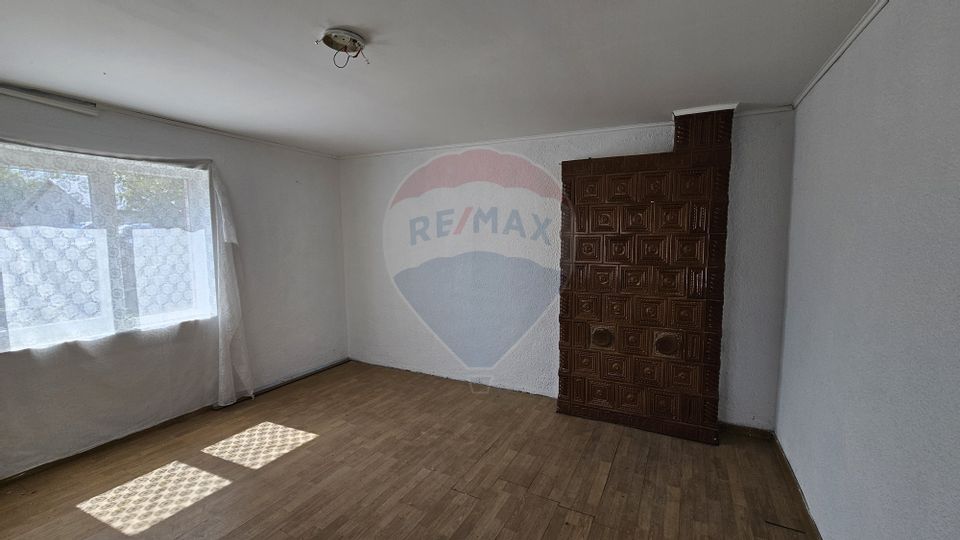 Casă  cu 3 camere, teren intravilan de 1300mp în Ipotești Tișăuți, SV