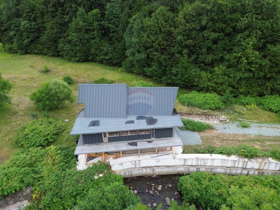Cabană modernă tip A-frame de 312 m²  de vânzare în zona Firiza