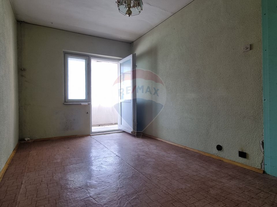 Apartament (de renovat) cu 2 camere de vânzare în Râșnov/Romacril