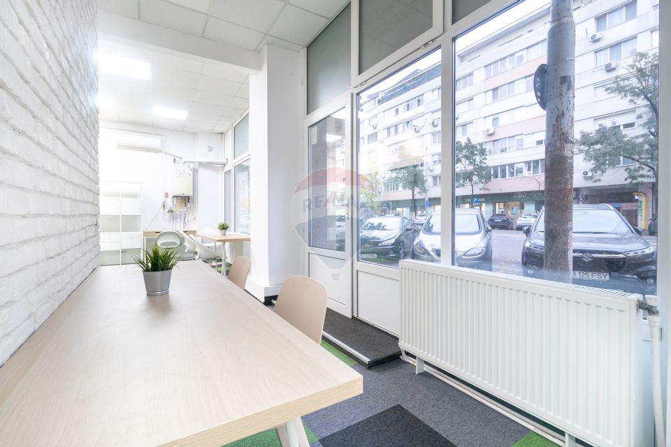 Commercial space with showcase, Gara de Nord train station