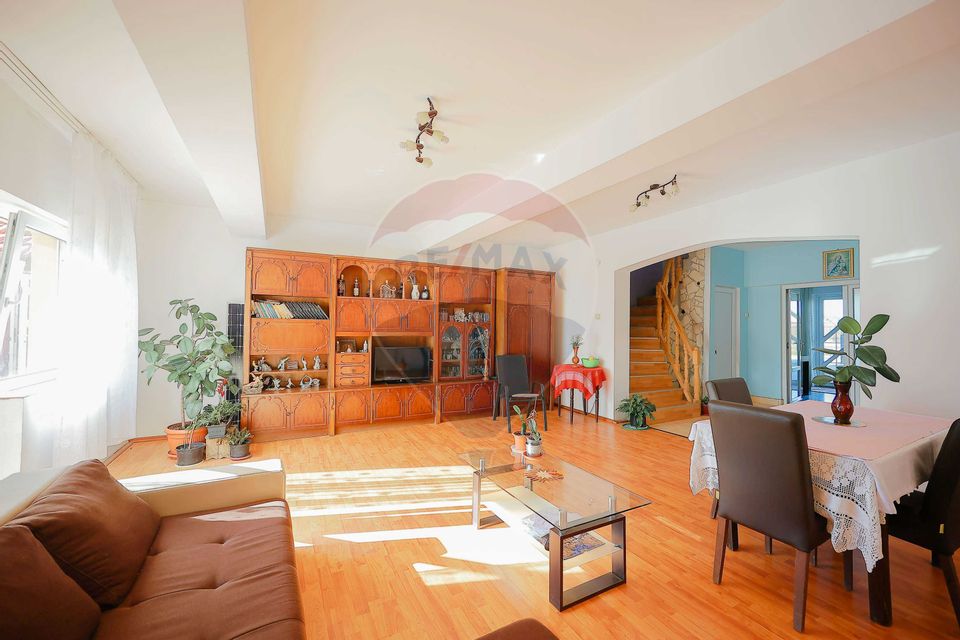 Duplex cu 5 camere și 506 mp teren de vânzare, str. Nufărului