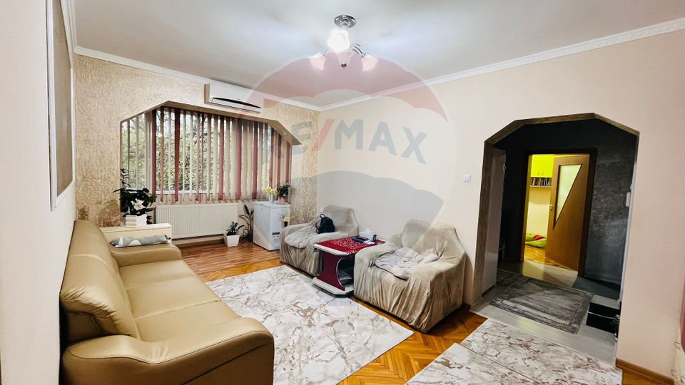 Apartament cu 3 camere de vânzare în zona Rogerius