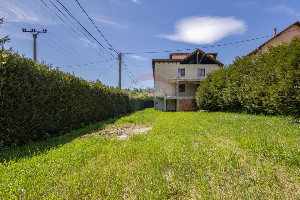 Casă / Vilă cu 8 camere / 7 bai de vânzare, Moieciu de Jos