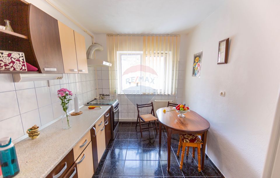 Spacious apartment for sale with 4 rooms, 2 bathrooms Răcădău