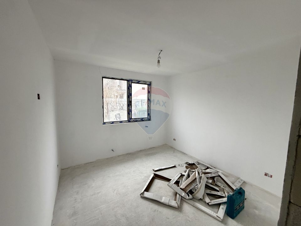 Casă cu 4 camere de vânzare