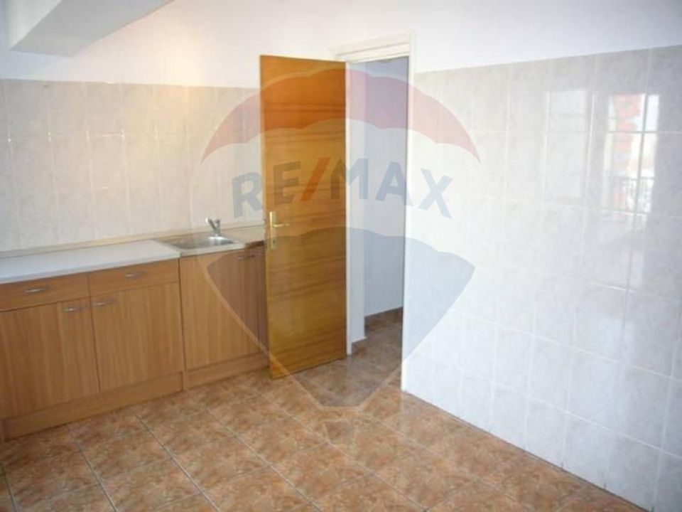 INCHIRIERE/Apartament spațios cu 4 camere – Bd. Unirii nr. 76