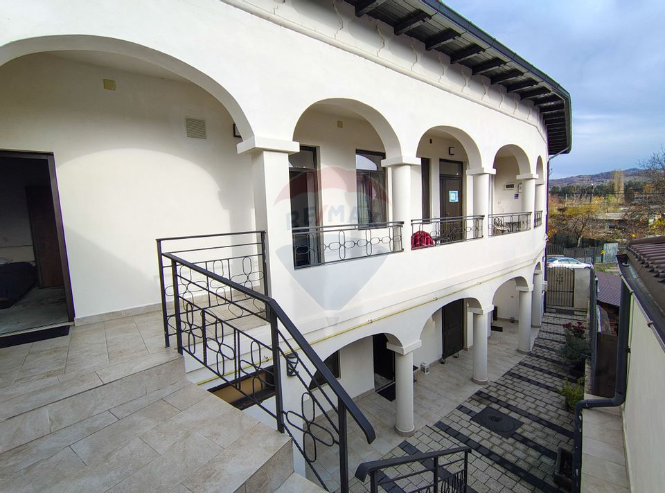 Două vile de patrimoniu, restaurate integral, cu farmec interbelic